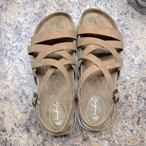 Women’s size 8 Wonderly brand sandals